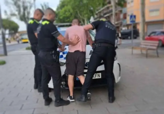 Se pasea por una calle con dos grandes cuchillos en las manos y siembra el pánico