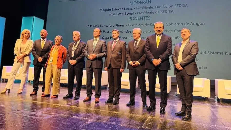 El consejero de Sanidad, Jesús Fernández Sanz, en una mesa redonda celebrada en el marco del 24 Congreso Nacional de Hospitales y Gestión Sanitaria