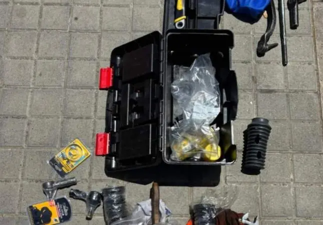 Cuidado con el falso mecánico que te pincha la rueda: así estafan miles de euros