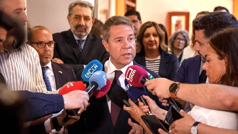 El presidente de Castilla-La Mancha, Emiliano García-Page, atendiendo a los medios de comunicación este jueves en las Cortes regionales