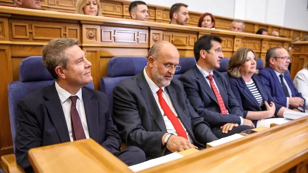 El presidente de Castilla-La Mancha, Emiliano García-Page junto a miembros de su gobierno este jueves en el Pleno de las Cortes regionales