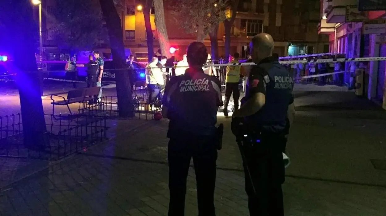 reyerta, crimen, pelea, cadáver, policía, patrullas,