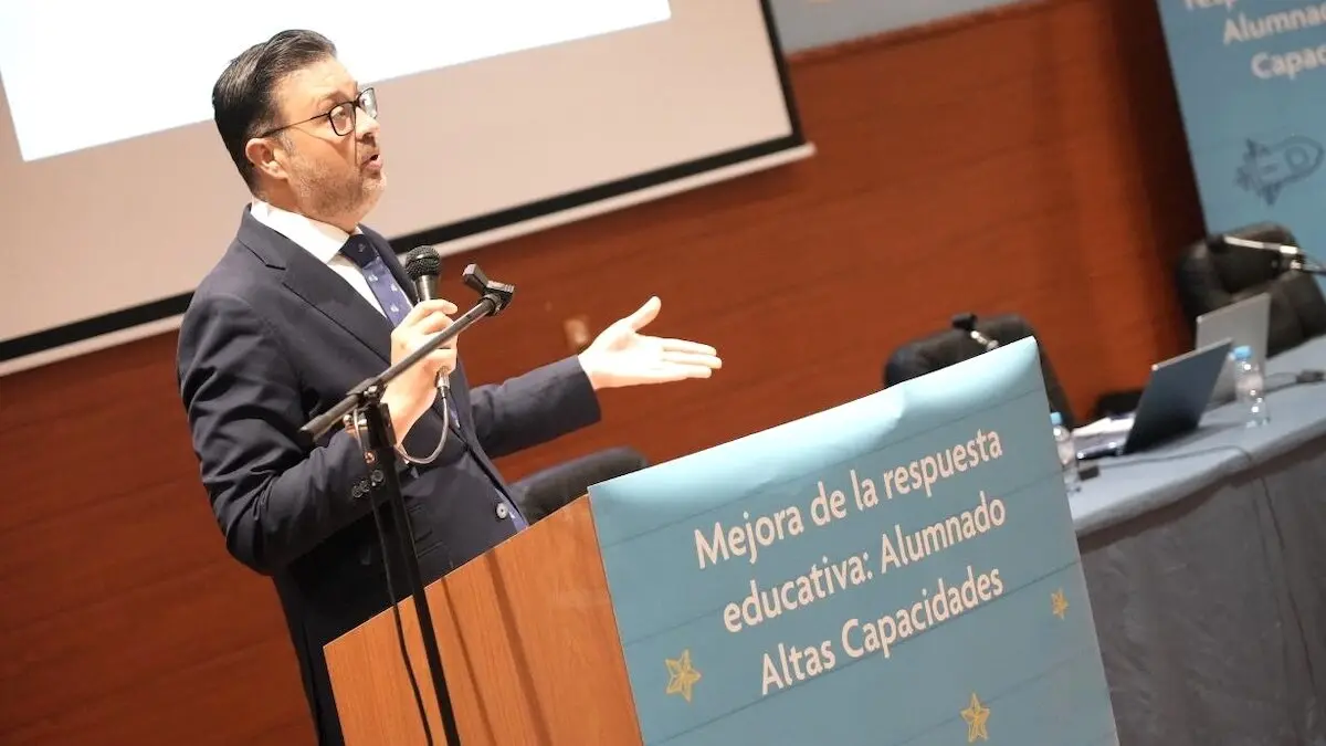 El consejero de Educación, Cultura y Deportes, Amador Pastor, durante su participación en la acción formativa ‘Acompañamiento del talento: reflexiones conjuntas’, celebrada este viernes en Toledo