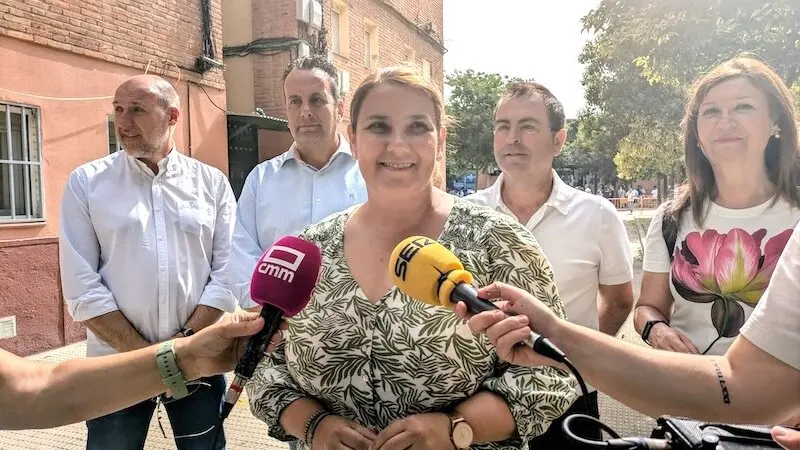 La presidenta de la Ejecutiva provincial del PSOE de Toledo, Tita García Élez, atendiendo a los medios este domingo en Talavera de la Reina (Toledo)
