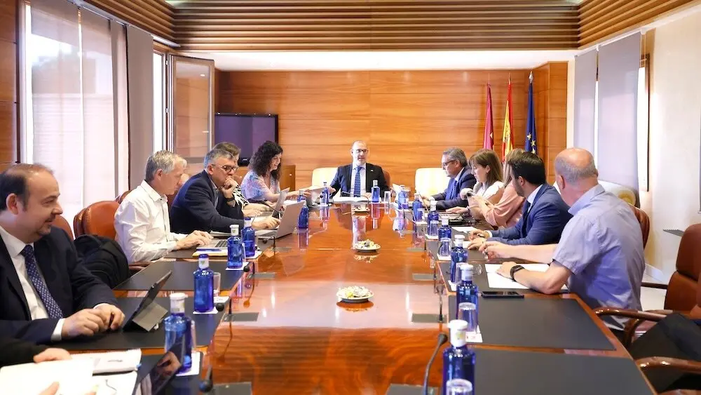 En la imagen un instante de la reunión de la Junta de Portavoces y Mesa de las Cortes de Castilla-La Mancha