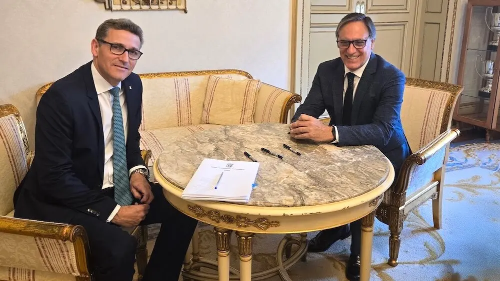 El director general de Eurocaja Rural, Víctor Manuel Martín López, junto al alcalde de Salamanca, Carlos García Carbayo