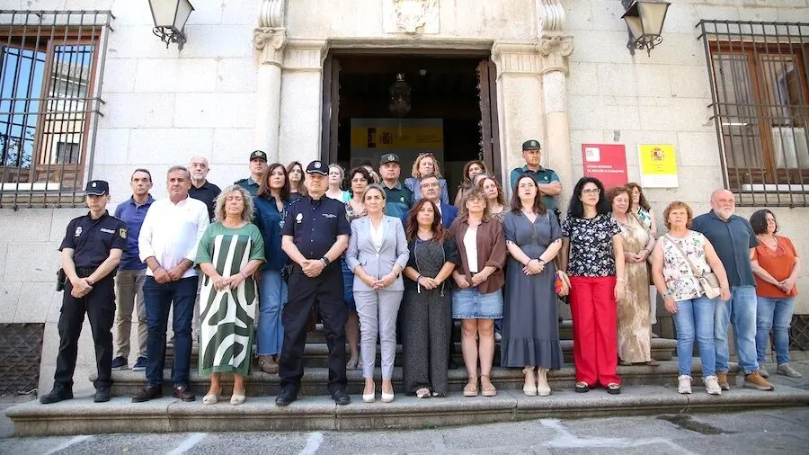 Minuto de silencio a las puertas de la Delegación del Gobierno en Castilla-La Mancha por el asesinato de una niña de 13 años en Bilbao, víctima de violencia vicaria