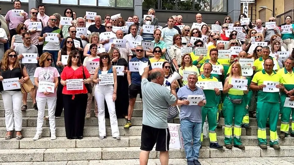 Funcionarios de Puertollano se concentran contra CCOO en demanda de la RPT