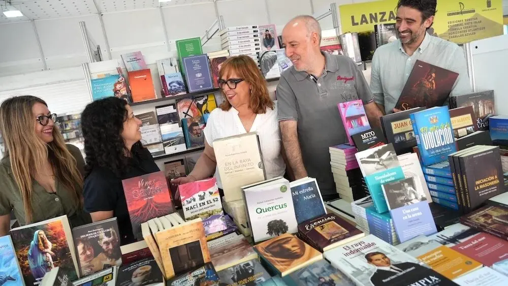 La viceconsejera de Cultura y Deportes, Carmen Teresa Olmedo, en una visita que ha realizado al estand de Castilla-La Mancha emplazado en la Feria del Libro de Madrid