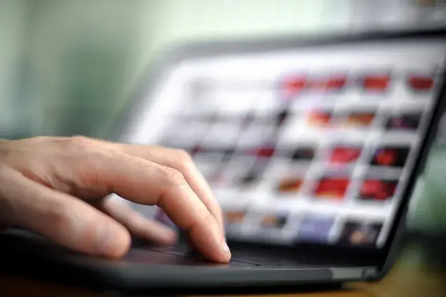 Imagen de archivo de la pantalla de un ordenador con imágenes de pornografía infantil - EFE/EPA/Sascha Steinbach