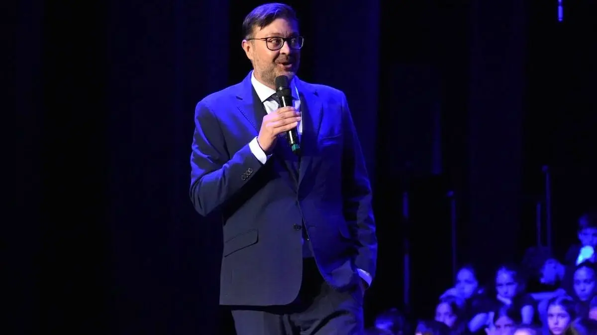 El consejero de Educación, Cultura y Deportes, Amador Pastor, durante la representación del musical ‘Ubuntu’ impulsado por el Centro Regional de Formación del Profesorado