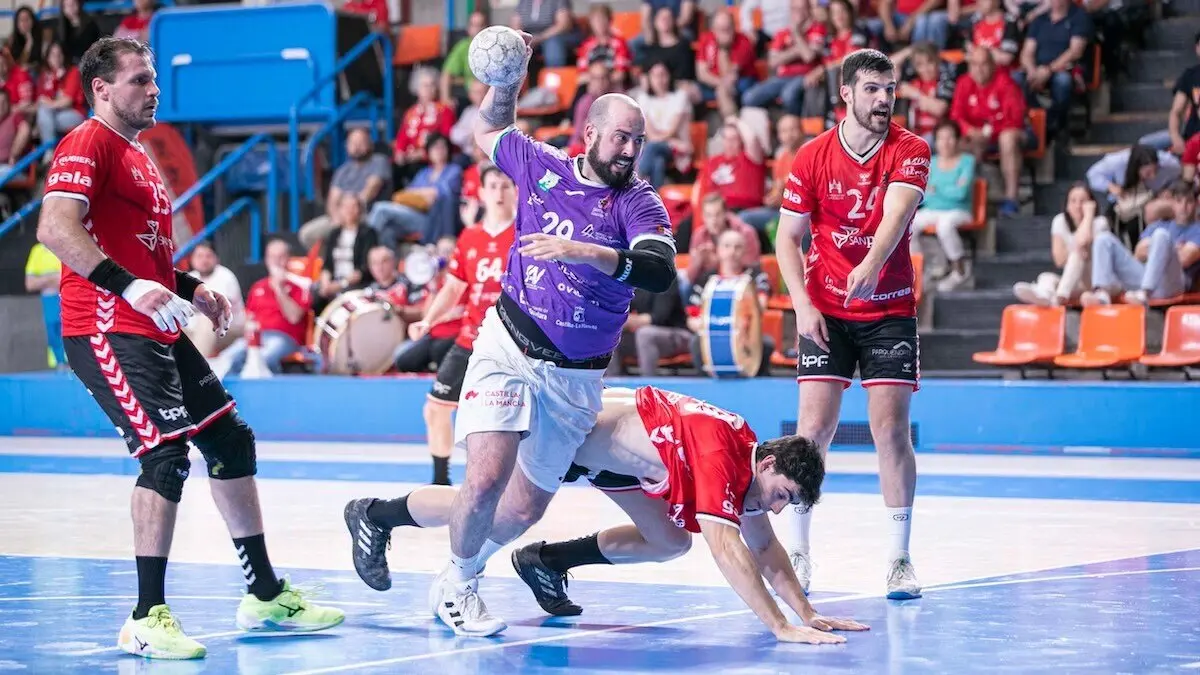 El UBU San Pablo logra cuatro goles de ventaja para el partido de Guadalajara (24-20) - Fotografía: Santi Molina
