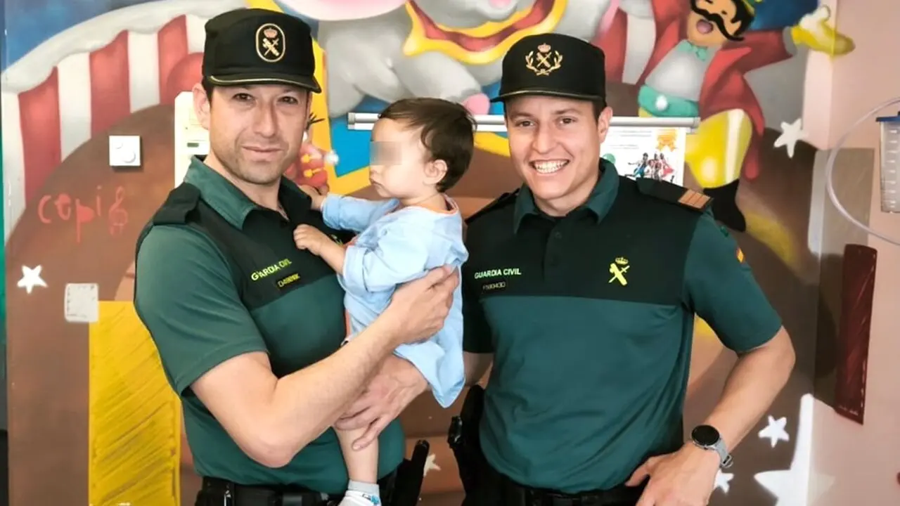 Dos agentes de la Guardia Civil salvan a un bebé en parada cardiorrespiratoria