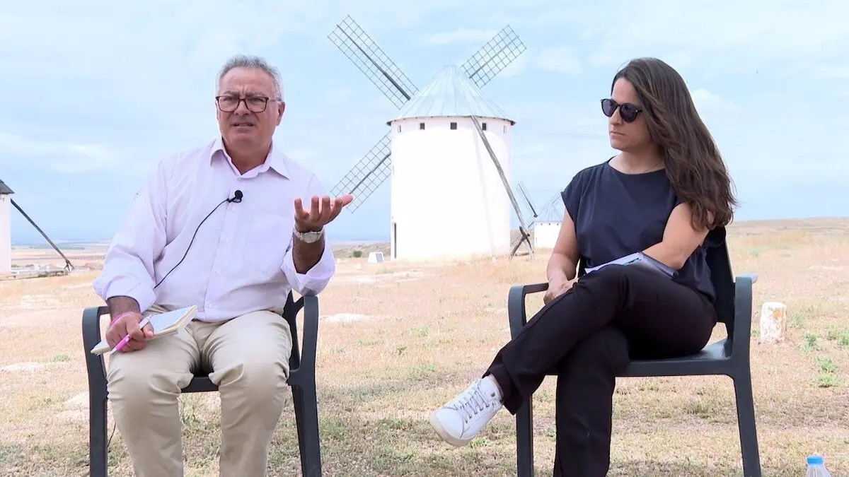Los coordinadores de Movimiento Sumar Castilla-La Mancha, María Rodríguez y Jesús Plaza, en un momento de la entrevista - EP