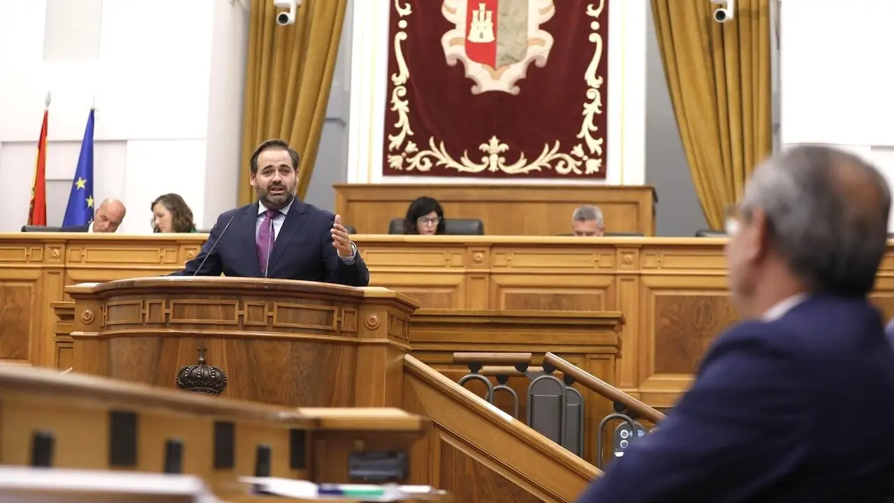 El presidente del PP de Castilla-La Mancha, Paco Núñez, interviene en el pleno de las Cortes regionales ante el consejero de Hacienda, Administraciones Públicas y Transformación Digital, Juan Alfonso Ruiz Molina