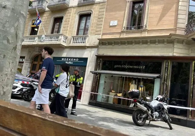 Una agente de policía herida tras estrellarse con su moto contra un escaparate