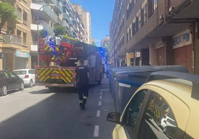 VIDEO. Una mujer entre la vida y la muerte tras caer a la calle desde un quinto piso