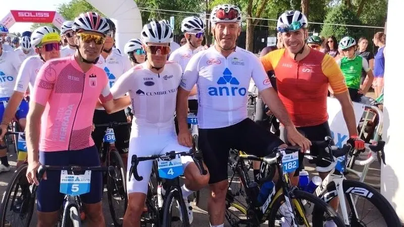 El director general de Juventud y Deportes del Gobierno de Castilla-La Mancha, Carlos Yuste (d), en la marcha cicloturista 'Paco Cerezo'