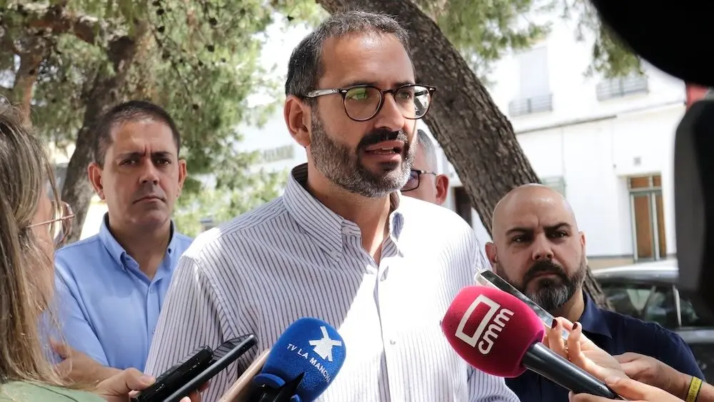 El secretario de Organización del PSOE de Castilla-La Mancha, Sergio Gutiérrez, atendiendo a los medios de comunicación este lunes en Tomelloso (Ciudad Real)