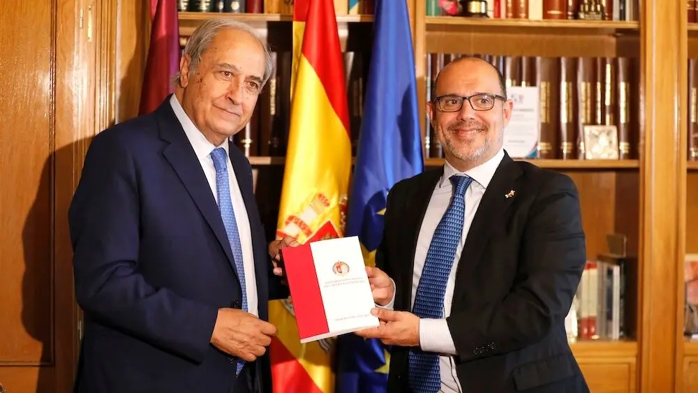 El presidente del Consejo Consultivo de Castilla-La Mancha, Javier de Irízar, entrega la Memoria Anual correspondiente a 2024 del órgano al presidente de las Cortes, Pablo Bellido