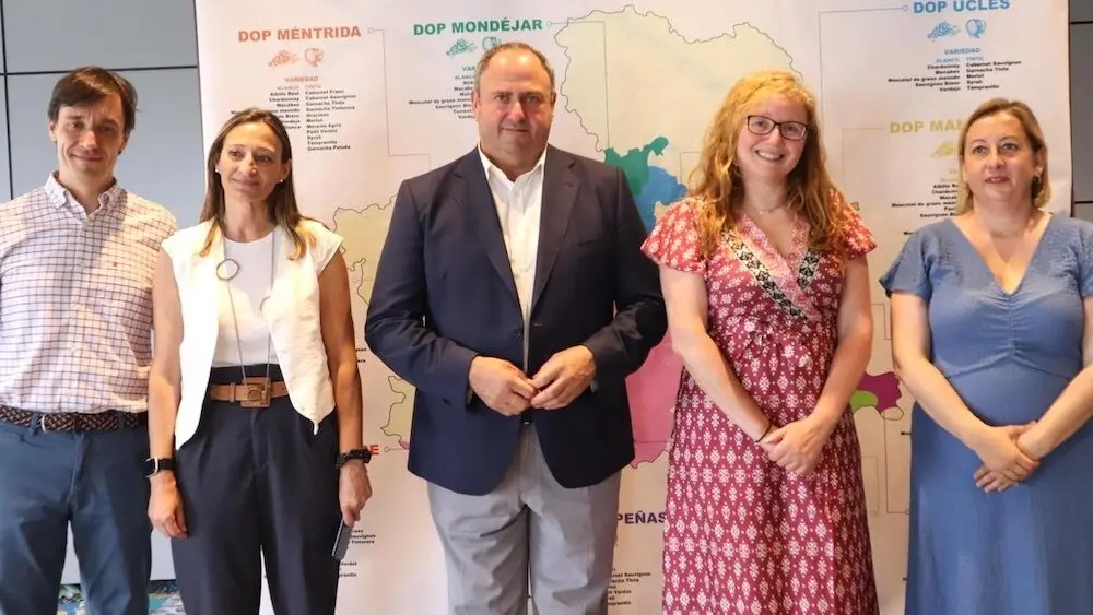 La Junta realiza una jornada de promoción de los vinos de la región en Valencia