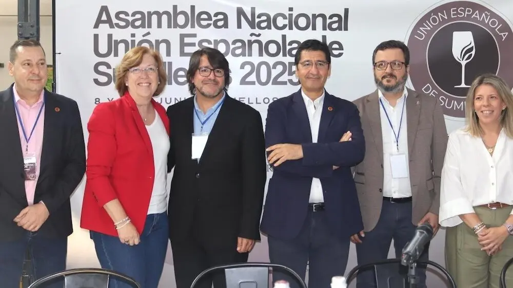 El vicepresidente segundo del Gobierno de Castilla-La Mancha, José Manuel Caballero, ha participado, en el Mercado de Abastos de Tomelloso, en la Asamblea Ordinaria de la Unión Española de Sumilleres (U.E.S)