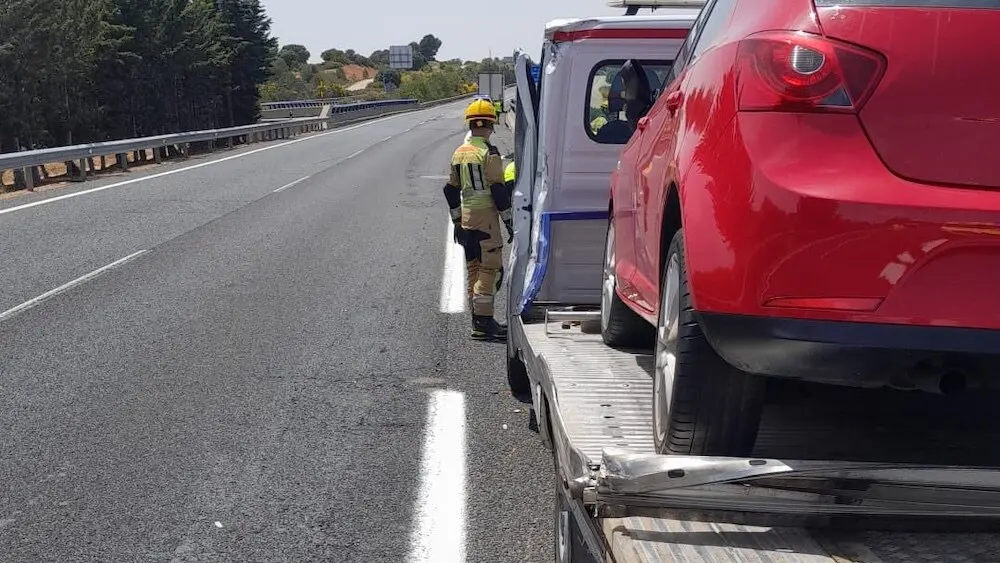 Muere un operario de grúa arrollado por un camión mientras atendía una avería en la A-3