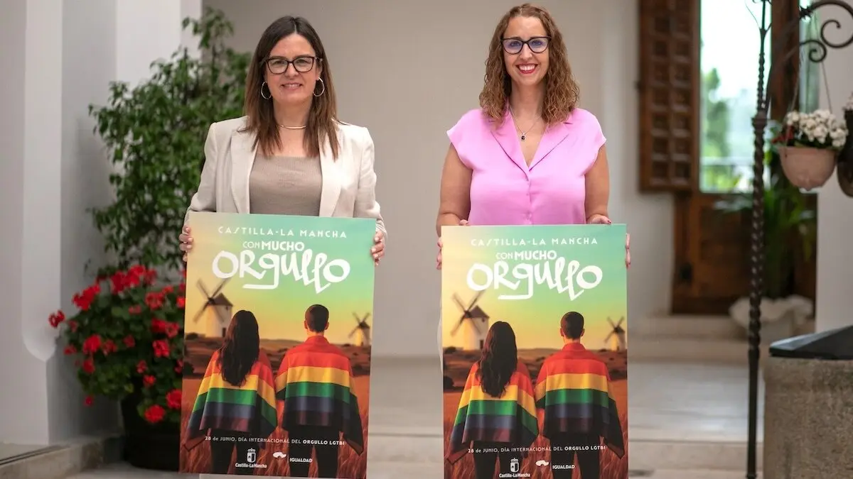 La consejera portavoz, Esther Padilla, y la consejera de Igualdad, Ssra Simón, posan con el cartel tras la presentación de las actividades para conmemorar el Día del Orgullo LGTBI