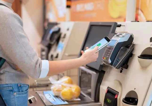 Pagas en el súper y te quedas sin dinero en minutos: así funciona la estafa de la tarjeta blanca