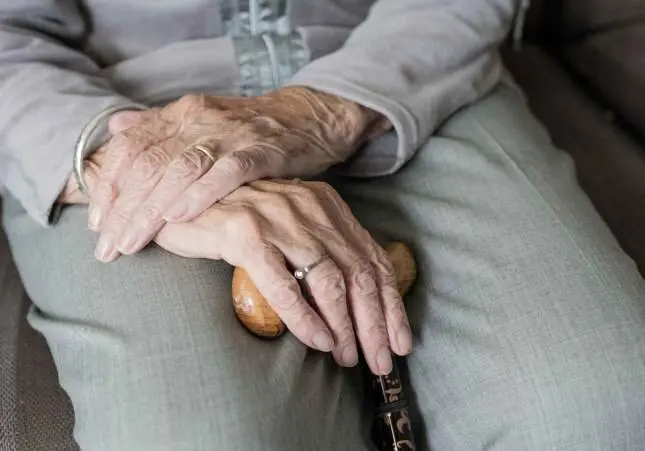 Detienen a un trabajador de una residencia por agredir a ancianos y grabarlo todo