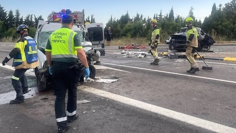 Muere una mujer y tres heridos en la colisión entre una furgoneta y un coche, choque, accidente de tráfico,