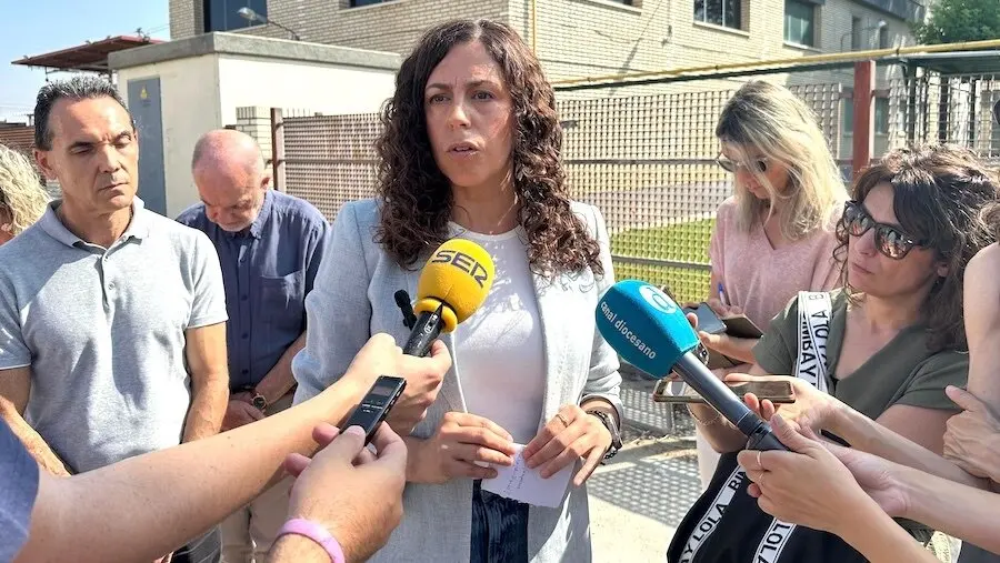 La portavoz del Grupo Municipal Socialista en el Ayuntamiento de Toledo, Noelia de la Cruz, atendiendo a los medios de comunicación este jueves