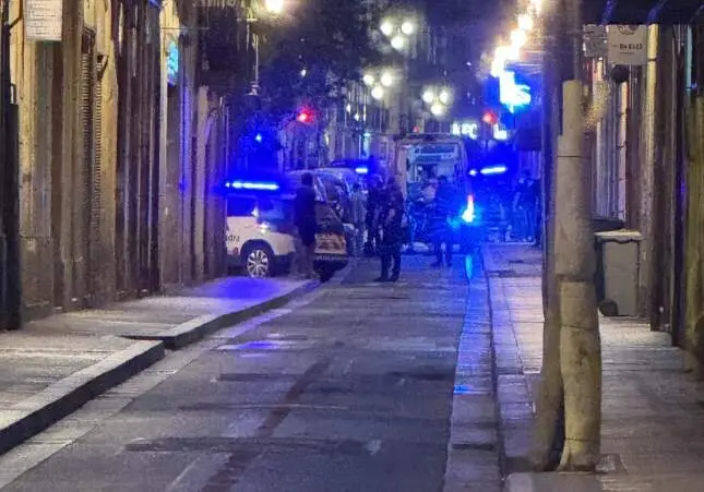 Atacan a navajazos a una pareja en plena calle: hay dos heridos y tres detenidos, reyerta, tiroteo, policía, cadáver,