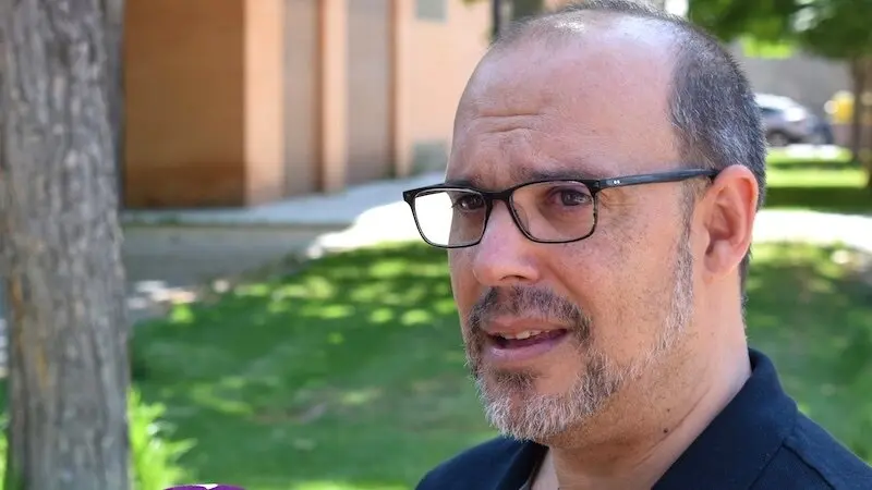 El secretario general del PSOE de Guadalajara, Pablo Bellido, atendiendo a los medios de comunicación este sábado en Azuqueca de Henares