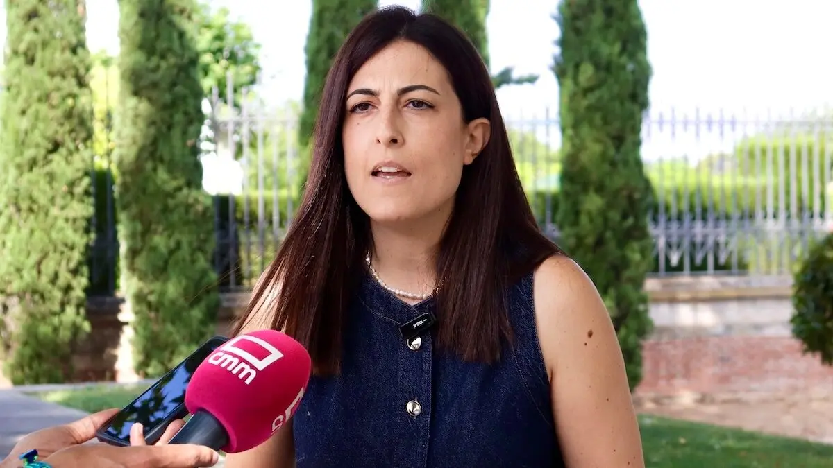 La viceportavoz regional del PP de Castilla-La Mancha, María Patricio, atendiendo a los medios de comunicación este domingo en Guadalajara