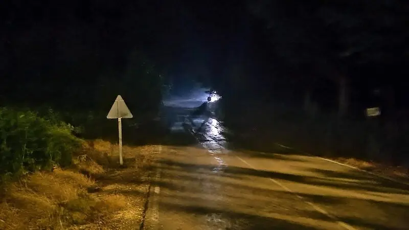 Las tormentas obligan al rescate de personas atrapadas por la crecida de los cauces fluviales de Arcos de la Sierra (Cuenca)