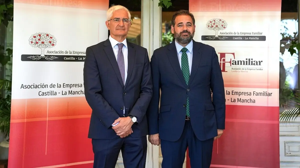 El presidente de la Asociación de la Empresa Familiar de Castilla-La Mancha, Rafael Ruiz, y el presidente del PP de la región, Paco Núñez, momentos antes de la Asamblea de la Asociación