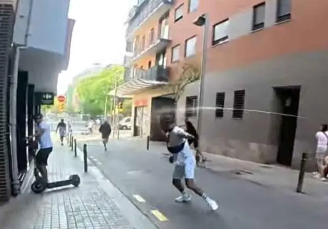 Abren la cabeza a un youtuber en un directo atacándolo con palos y armas blancas