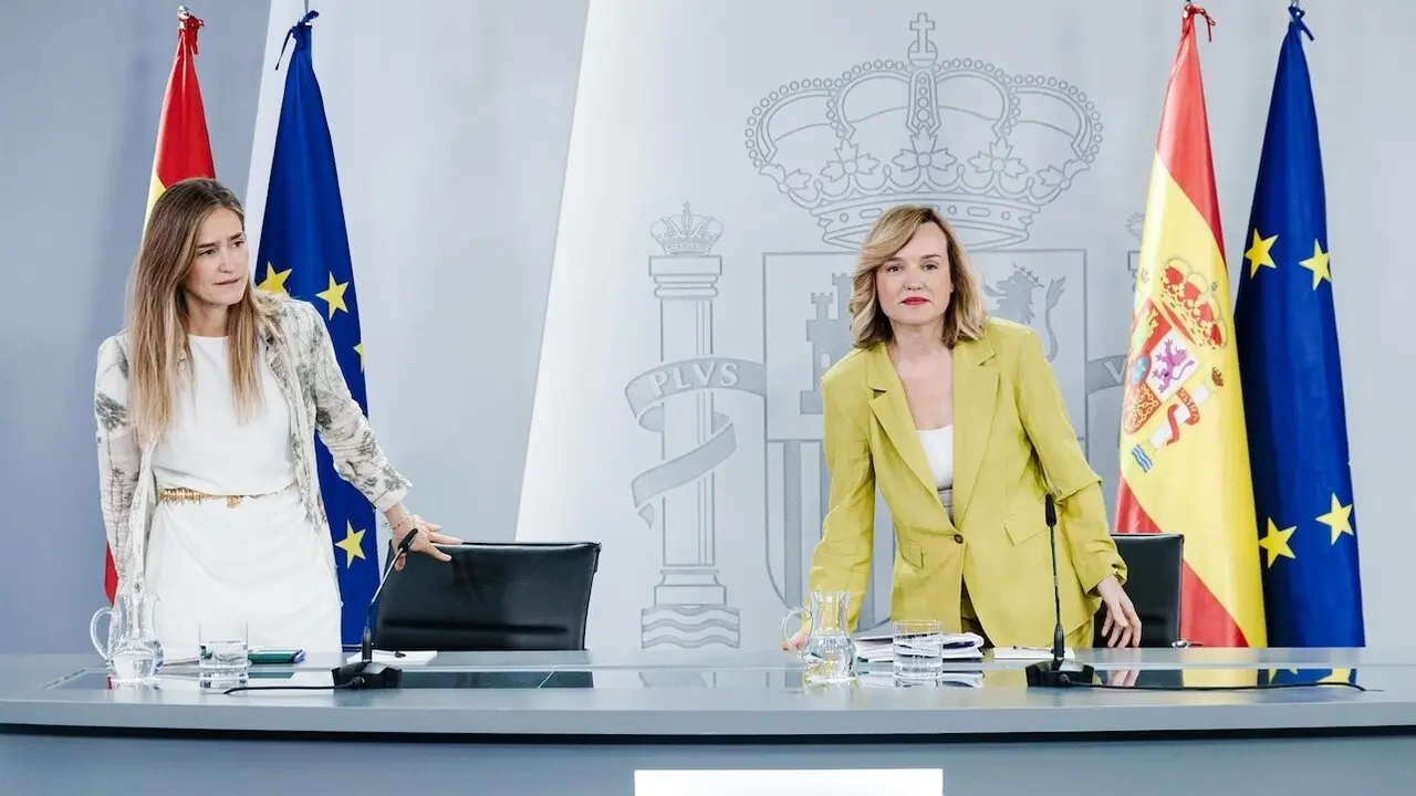 La ministra de Educación, FP y Deportes y portavoz del Gobierno, Pilar Alegría (d), y la vicepresidenta tercera y ministra para la Transición Ecológica y el Reto Demográfico, Sara Aagesen (i) - EP/Carlos Luján