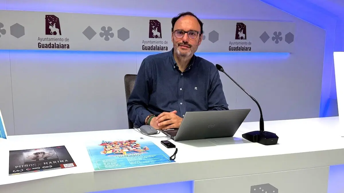 El concejal de Igualdad de Guadalajara, Roberto Narro, ha presentado el cartel y la programación de actividades por el Día del Orgullo LGTBI