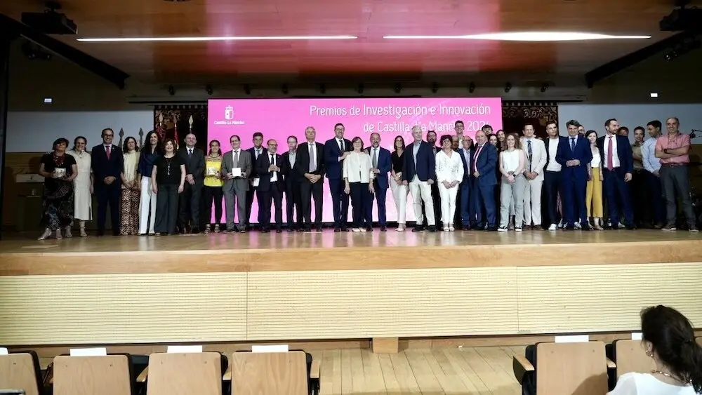 Imagen de familia de la entrega de los Premios de Investigación e Innovación de Castilla-La Mancha