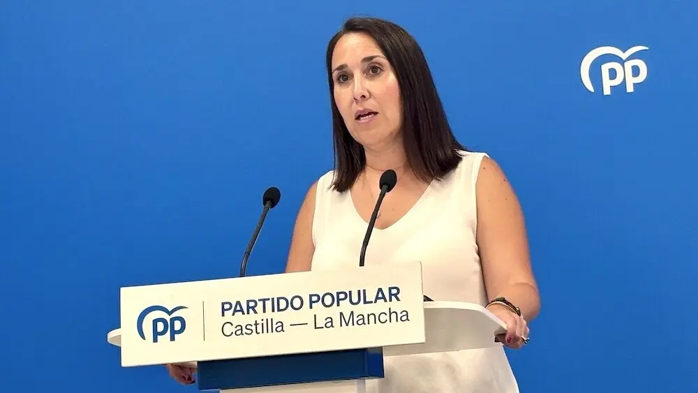 La portavoz del PP de Castilla-La Mancha, Alejandra Hernández, durante la rueda de prensa que ha ofrecido en la sede de los 'populares' en Toledo