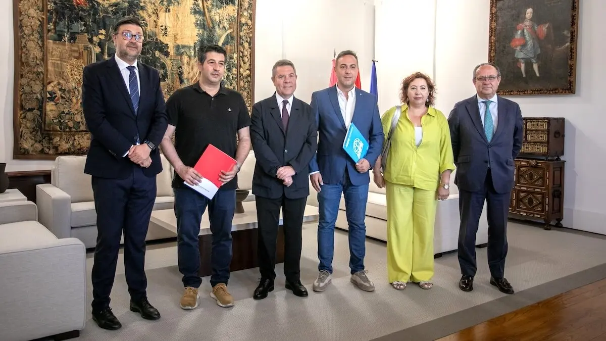 El presidente autonómico, Emiliano García-Page, recibe a los representantes de las organizaciones sindicales antes de la firma del Segundo Bloque del Acuerdo sobre la mejora del sistema educativo y las condiciones laborales del personal docente no universitario de Castilla-La Mancha