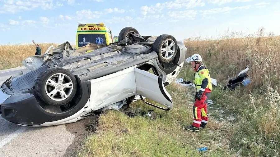 accidente de tráfico, choque, colisión, salirse de la vía y volcar, salida de vía, coche volcado,
