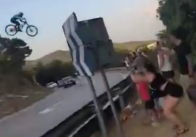 VIDEO. Saltos peligrosos en bici por encima de una carretera: al borde de la muerte