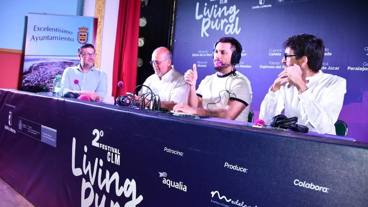 El consejero de Educación, Cultura y Deportes, Amador Pastor, y el vicepresidente primero, José Luis Martínez Guijarro, en el festival itinerante Living Rural que ha recalado este sábado en Valverde de Júcar (Cuenca)