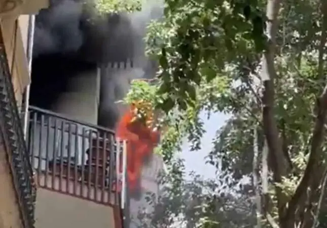 VIDEO. El incendio de un piso deja al menos dos heridos y el edificio desalojado