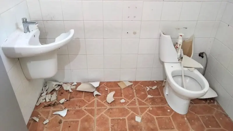 asesos, baños, vandalismo,