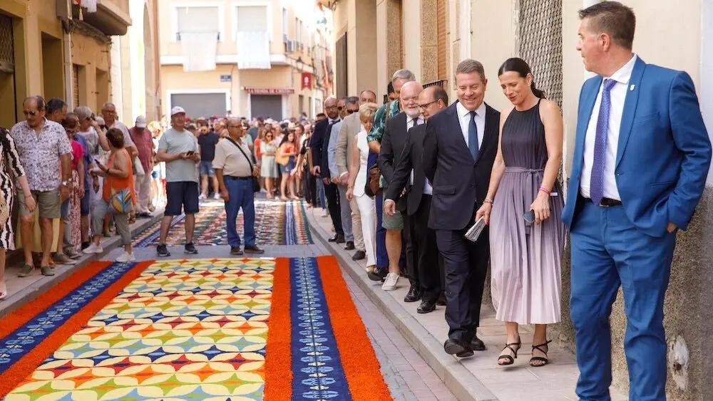 Las alfombras de serrín convierten Elche de la Sierra (Albacete) en "un gran museo de arte efímero"