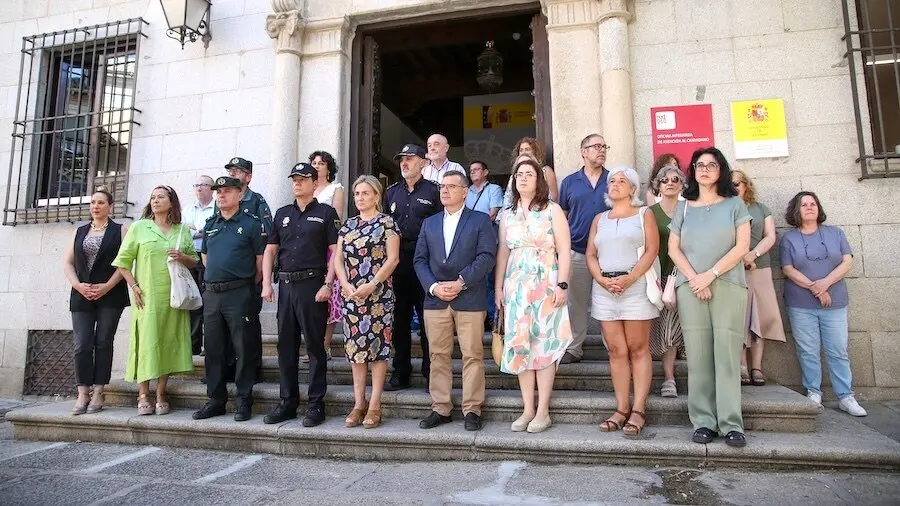 Minuto de silencio a las puertas de la Delegación del Gobierno en Castilla-La Mancha por el asesinato por violencia de género de una mujer de 61 años en Getafe (Madrid)